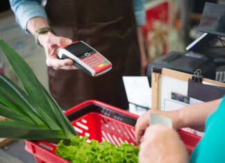 Канадцы начали получать первую ежеквартальную выплату по программе Canada Groceries and Essentials Benefit