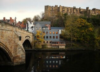 Полиция Дарема запустила систему экстренной связи нового поколения Captivating view of Durham Castle and Framwellgate Bridge over the river.