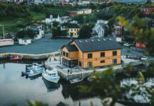 Рыбная индустрия Ньюфаундленда превысила $2 млрд по рыночной стоимости Charming aerial view of Quidi Vidi village and harbor with boats and colorful houses in St. John's, Newfoundland.