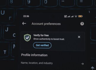 Facebook запускает бесплатную верификацию пользователей Close-up of a smartphone screen displaying account verification alert. Ideal for security and authenticity themes.