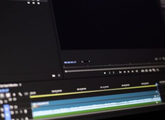 Полиция Холтона раскрыла крупнейшее дело о торговле людьми Close-up of a video editing software interface showing timeline and controls.
