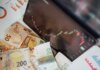 Ньюфаундленд и Лабрадор получит $700 тыс. на кризисные горячие линии Close-up of euro banknotes with a digital stock market chart displaying a downward trend, symbolizing financial volatility.