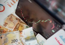 Ньюфаундленд и Лабрадор получит $700 тыс. на кризисные горячие линии Close-up of euro banknotes with a digital stock market chart displaying a downward trend, symbolizing financial volatility.