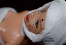 Пластическая хирургия в Манитобе: больше, чем косметология Conceptual image of a mannequin depicting plastic surgery with marker lines.