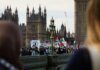 Нелегальные мигранты не должны получать социальную помощь — консерваторы Crowd protesting on Westminster Bridge, London against Gaza conflict, waving Palestinian flags.