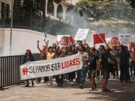 Demonstrators holding banners and signs during a peaceful protest in San José, Costa Rica.