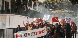 Либералы заблокировали расследование по мосту Горди Хау Demonstrators holding banners and signs during a peaceful protest in San José, Costa Rica.
