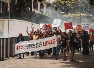 Либералы заблокировали расследование по мосту Горди Хау Demonstrators holding banners and signs during a peaceful protest in San José, Costa Rica.
