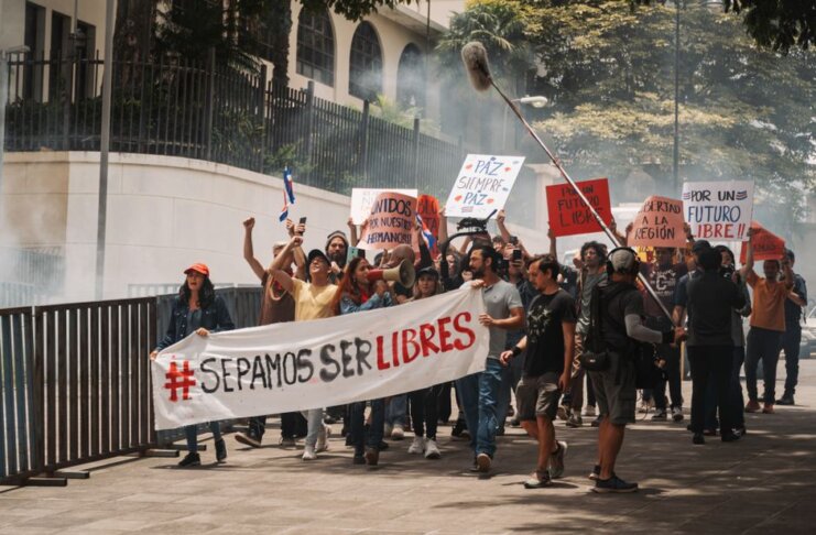 Либералы заблокировали расследование по мосту Горди Хау Demonstrators holding banners and signs during a peaceful protest in San José, Costa Rica.