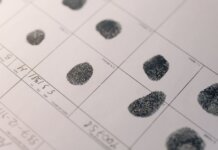 Полиция Гамильтона разыскивает 15-летнего подростка за двойное убийство Detailed fingerprints on official document, highlighting identity verification process.