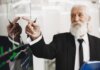 Большинство канадских подростков сталкиваются с жестокостью онлайн Elderly businessman with beard presenting financial trends on a screen.