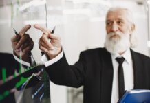 Почему человек-арбитр всё ещё важнее видеоповторов на ЧМ Elderly businessman with beard presenting financial trends on a screen.