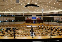 Канада запустила новую программу госзакупок для малого бизнеса Empty European Parliament auditorium in Brussels, Belgium.