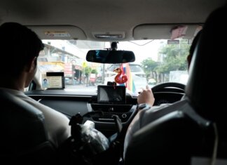 Водитель Uber обвиняется в двух эпизодах сексуального насилия в Берлингтоне Experience a typical taxi ride through the streets of Bangkok, Thailand.