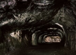 Консерваторы обвинили Карни в капитуляции по договору о мосте Explore the mysterious rocky tunnel with natural geological formations.
