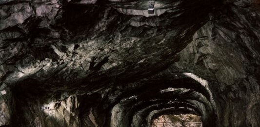 Консерваторы обвинили Карни в капитуляции по договору о мосте Explore the mysterious rocky tunnel with natural geological formations.