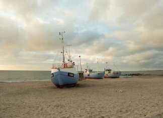 Учёные из Западного университета изучают вулканы Луны на Гавайях Fishing boats anchored on the sandy shores of Thisted, Denmark during a calm sunset.