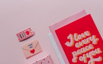 Вратарь «Джетс» Фрейй ценит каждый шаг своего хоккейного пути Flat lay of romantic cards and envelopes with love messages on a soft pink background.