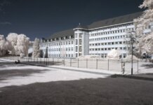 Консерваторы требуют объяснений после ареста канадского шпиона в НАТО Grayscale image of a large government building with a unique infrared effect.