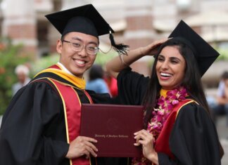 Выпускники Western пожертвовали $1,3 млн на борьбу с раком Happy graduates celebrating their achievement at University of Southern California.