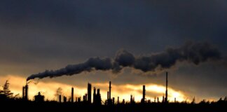 Консерваторы обвинили либералов во лжи о производстве нефти