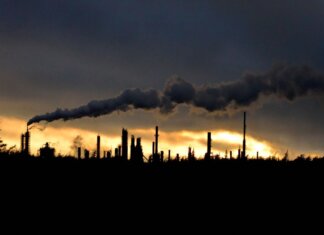 Консерваторы обвинили либералов во лжи о производстве нефти