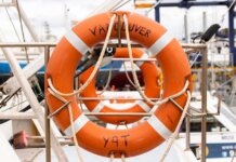 Канада вводит защитные пошлины на импорт консервированных овощей Orange lifebuoy labeled 'Vancouver' on a docked boat, ready for safety and rescue.