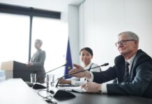 Министр Эванс объявит о расширении услуг для жителей Лабрадора Panelists at an EU conference discussing law and diplomacy.