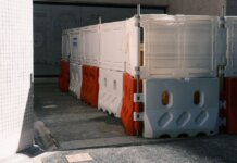 Канада вводит временные пограничные меры из-за вспышки лихорадки Эбола Plastic roadblock barriers with red and white colors in an urban area.