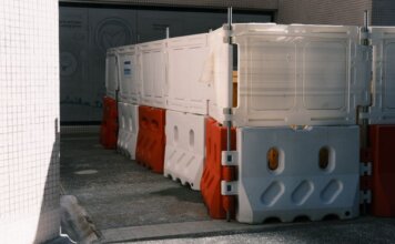 Канада вводит временные пограничные меры из-за вспышки лихорадки Эбола Plastic roadblock barriers with red and white colors in an urban area.
