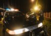 Женщина арестована за нападение с ножом в Ошаве Police officers apprehending a suspect at night under streetlights by a patrol car.