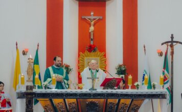 Канада инвестирует $50 млн в электрификацию Бразилии Priests conducting a Catholic mass ceremony in a church with religious artifacts and crosses.