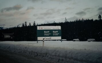 Канада и Эквадор подписали соглашение о свободной торговле Snowy entrance to Banff National Park, Alberta, Canada.