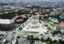 Инвесторы из ОАЭ не нашли проектов для вложения $70 млрд в Канаде Stunning aerial view of a modern mosque in Istanbul, showcasing surrounding cityscape.