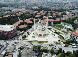 Инвесторы из ОАЭ не нашли проектов для вложения $70 млрд в Канаде Stunning aerial view of a modern mosque in Istanbul, showcasing surrounding cityscape.
