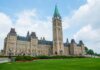 Канада выделяет $4 млн пострадавшим в трагедии в Тамблер-Ридж Stunning photo of Canada's Parliament Hill in Ottawa under a clear sky, showcasing Gothic Revival architecture.