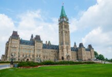 Канада выделяет $4 млн пострадавшим в трагедии в Тамблер-Ридж Stunning photo of Canada's Parliament Hill in Ottawa under a clear sky, showcasing Gothic Revival architecture.