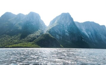 Канада вводит защитные пошлины на импорт деревянной мебели Stunning view of towering mountains and shimmering sea in Gros Morne, Newfoundland, Canada.