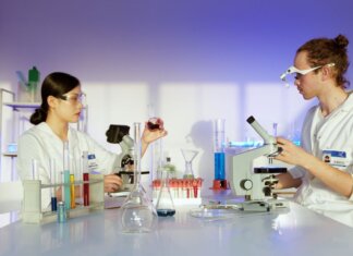 Университет Ватерлоо получил более $8 млн на социальные исследования Two scientists working in a well-equipped laboratory conducting chemical research and experiments.