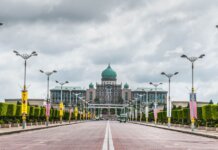 Канада инвестирует в горнодобывающие инновации и восстановление шахт View of the Perdana Putra building, a landmark of Malaysian architecture, from a street perspective.