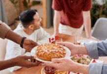 Пьер Пуальевр требует от Карни «хорошей сделки» с США A group of people sharing a pie with a Canadian flag, symbolizing unity and celebration.