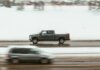 Полиция Калгари применила оружие на шоссе Deerfoot Trail A pickup truck speeds through a snowy highway in Calgary, capturing motion and winter ambiance.