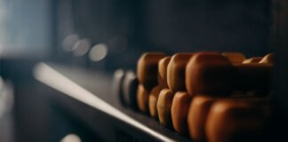 CBSA изъяла 300 кг метамфетамина в контейнере, отправленном на Филиппины A rack of dumbbells in a dimly lit gym, highlighting fitness equipment.