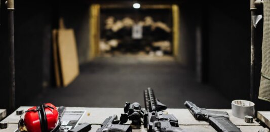 Полиция Гамильтона изъяла напечатанное на 3D-принтере оружие A selection of firearms and safety gear on a table at an indoor shooting range.