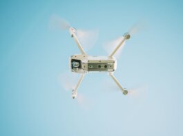Канада напоминает: запуск дронов вблизи лесных пожаров незаконен A sleek white drone flying under a clear blue sky, capturing aerial views.