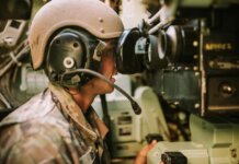 Министр обороны Канады ответил на критику языковой политики в армии A soldier in uniform operates military equipment inside a vehicle, showcasing modern military technology.