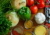 Ультраобработанная еда: канадские учёные о рисках для сердца An assortment of fresh vegetables and spices on a wooden table for healthy cooking.