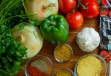 Ультраобработанная еда: канадские учёные о рисках для сердца An assortment of fresh vegetables and spices on a wooden table for healthy cooking.