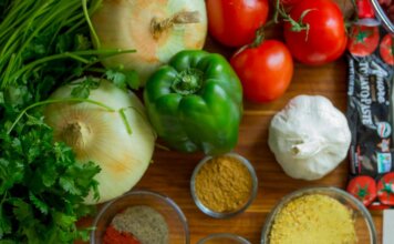 Ультраобработанная еда: канадские учёные о рисках для сердца An assortment of fresh vegetables and spices on a wooden table for healthy cooking.
