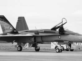 Канадские вооружённые силы примут участие в учениях VALIANT SHIELD 2026 Canadian fighter jet on airstrip. Monochrome image showcasing aviation and military theme.